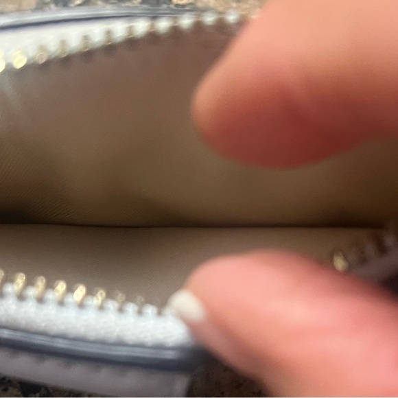 Tory Burch Lt Blue  Quilted Zip Card Case Lg Tory Logo - Picture 4 of 4